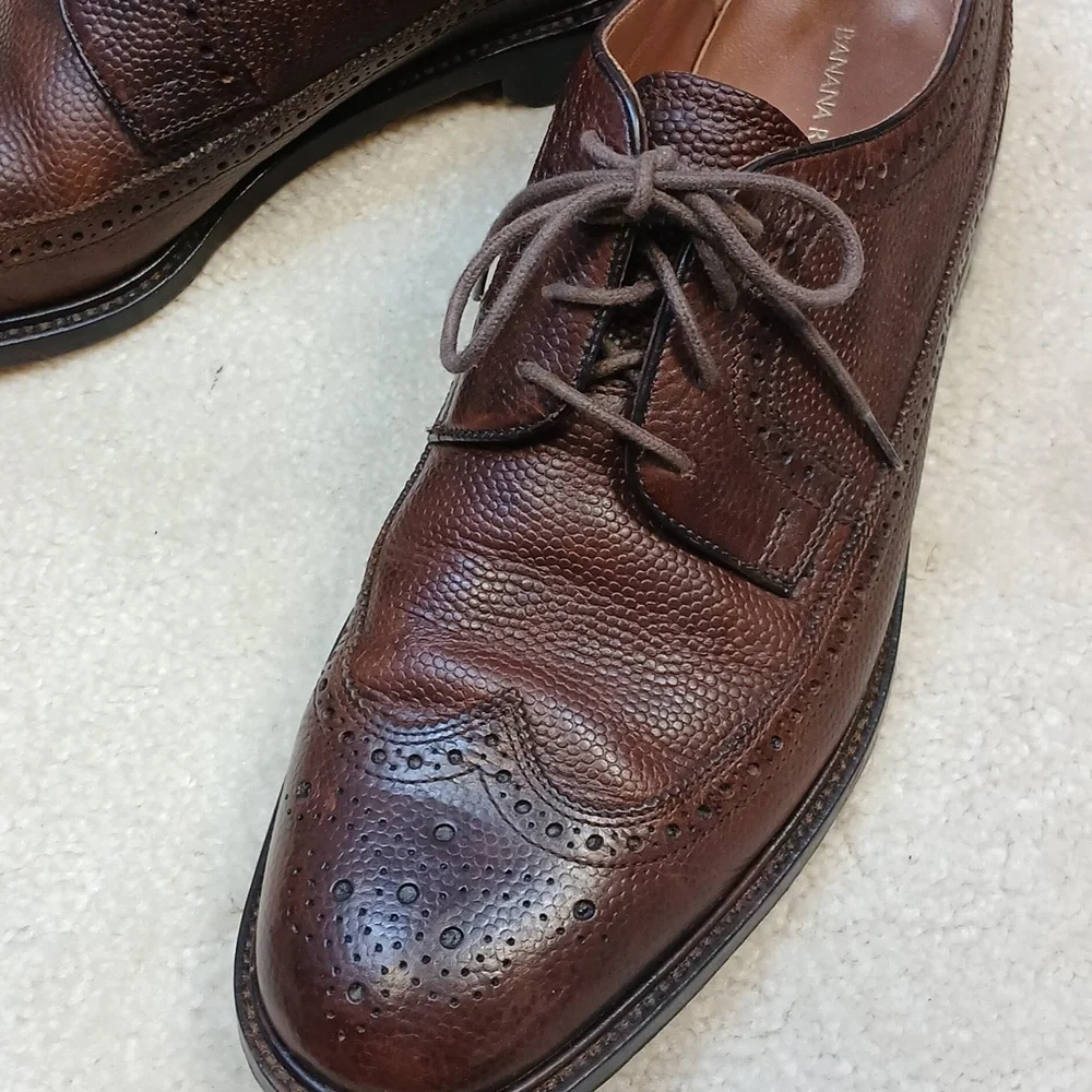 Banana Republic Men's Brown Leather wingtip oxfords. size 10